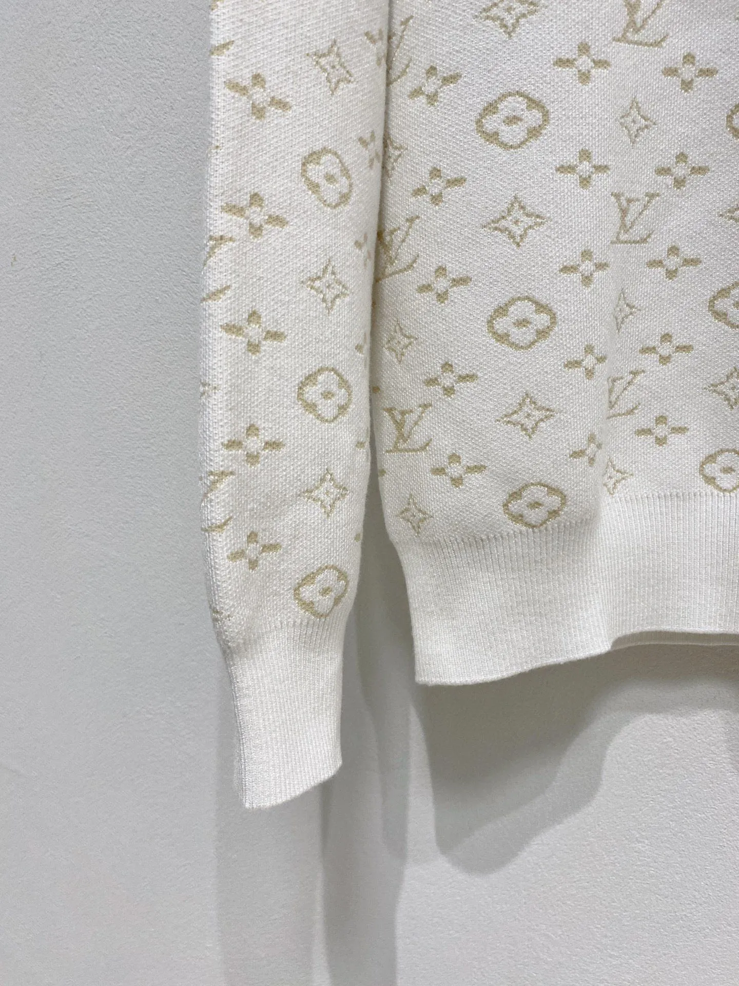 🅿️440 [LV Louis Vuitton] Autumn and winter classic lapel sweater, in full condition! ! ! Wool blended fabric, the latest model in 2025, golden ratio! ! Slim-fitting soft gold, versatile and practical item, the combination and practicality are extremely powerful, simple and elegant, and classy! To create your own style, it is highly recommended to buy it in two colors. The standard slim fit tailoring process is suitable for both young and old men. It is knitted from wool and will not cause any discomfort! While keeping warm, it is stylish, textured and wearable, and the classic logo with contrasting colors on the chest feels in place! ! Recommended for regular customers! ! Size M-3XL (maximum wear: 190 pounds)